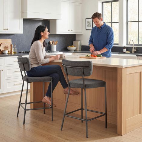 Set di 2 sgabelli da bar, imbottiti con schienale curvo, ideali per isola cucina o zona colazione, colore grigio.