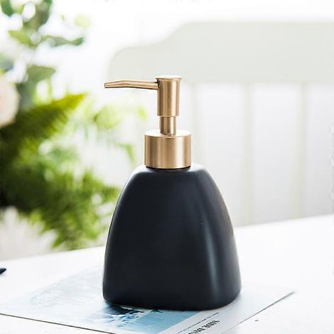 Distributeur de savon triangulaire en céramique noire 430 ml (1/2)