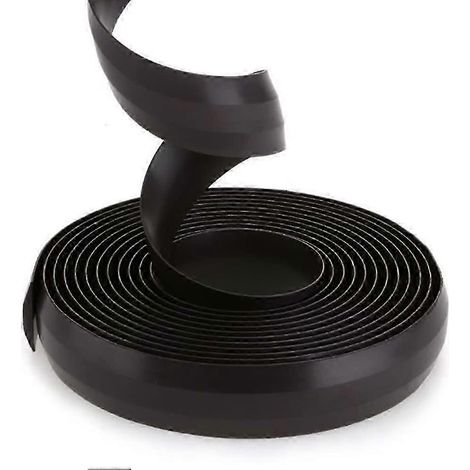 Cet aspirateur robot de 2 mètres utilise des bandes magnétiques de délimitation pour limiter son parcours et faciliter son remplacement. (1/5)