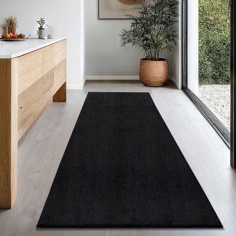 Tapis Moderne Moelleux à Poils Courts, antidérapant, Lavable Jusqu’à 30°C, Super Doux, Aspect Fourrure, pour Salon et Chambre, décoratif, Noir, 80 x 300 cm (1/5)
