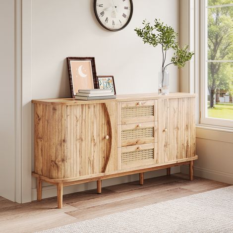 Buffet 140.5x40x76 cm naturel en panneaux de particules avec portes coulissantes, 3 tiroirs en rotin et étagères réglables (1/5)