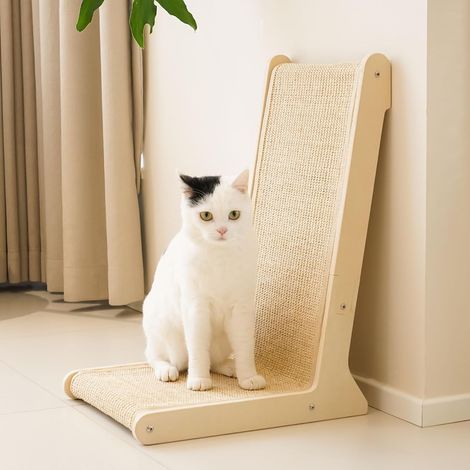 Griffoir Chat en sisal 105°, Forme L Robuste pour intérieur, Protection canapé et Meubles, Fixation Stable au Sol, avec Herbe à Chat Incluse (1/5)
