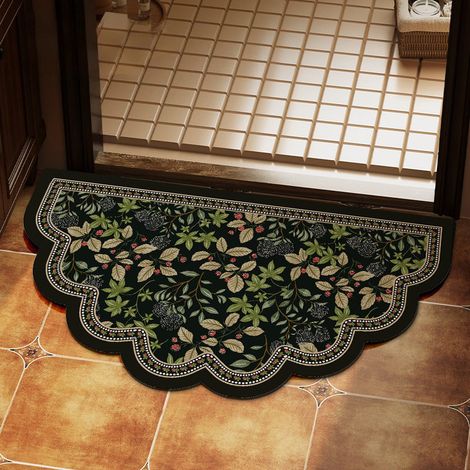 Tapis de bain diatomite 50×80 cm, motif feuillage et baies fond noir, bord ondulé décoratif, séchage rapide, antidérapant, lavable à la main (1/4)
