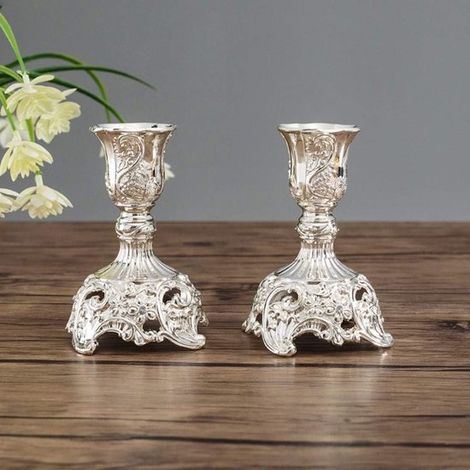 Elegante set di candelabri placcati in argento per lo Shabbat, composto da 2 portacandele in metallo per candele affusolate e candelabri decorativi per un'illuminazione suggestiva. (1/5)