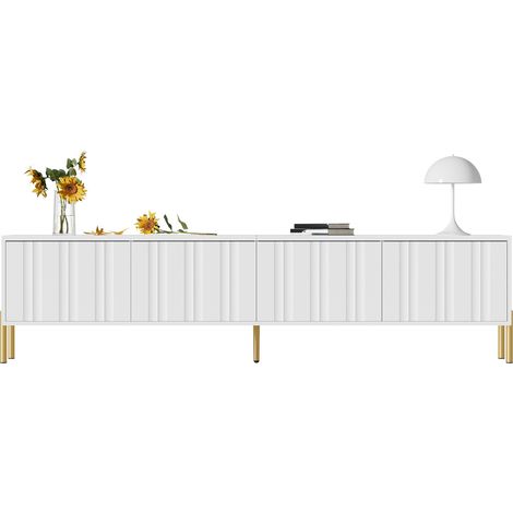 Ce meuble TV blanc mesure 190 cm de long, 38 cm de large et 48 cm de haut. Il est équipé de pieds dorés et de portes à finition rainurée, pour un rendu soigné et élégant. (1/5)
