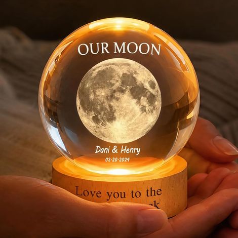 Veilleuse Boule De Cristal Gravée Sur Mesure Avec Base LED En Bois, Notre Lampe De Lune Spéciale, Cadeau D'anniversaire Romantique Pour Femme, Mari, Petite Amie, Petit Ami(6cm/2.4inch) (1/5)