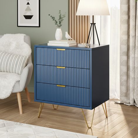Table de chevet de Scandinave avec 3 tiroirs, panneau texturé verticalement, Pieds plaqués or et poignées en métal - 60x40x70 cm - bleue (1/5)