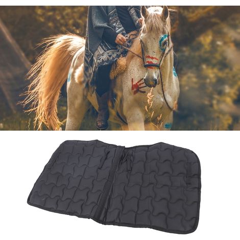 Manta para silla de montar con relleno de PU impermeable, ergonómico y transpirable para una comodidad óptima – almohadilla protectora antideslizante para caballos – Negra – 116 x 66 cm – Material: PU (1/5)