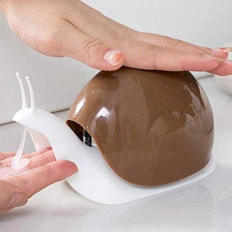 Simpatico dispenser di sapone a forma di lumaca per cucina e bagno, 120 ml, in plastica marrone. (1/5)