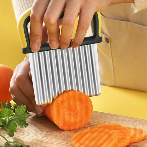 Tranches de pommes de terre coupées au couteau, tranches de pommes de terre coupées au couteau ondulé, tranches jaunes. (1/5)