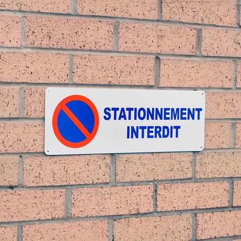 Ultra Secure – Panneau extérieur 'STATIONNEMENT INTERDIT' en PVC résistant – Dimensions 42 x 14 cm – Installation rapide avec orifices prévus (1/2)
