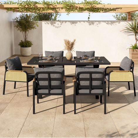 Ensemble de jardin en fer noir et naturel, 1 table et 6 chaises avec coussins, plateau aspect bois, accoudoirs en PE tressé (1/5)