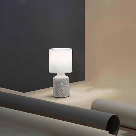 PROVENZA Lampada da tavolo in ceramica bianca disegno in rilievo con paralume bianco attacco E14