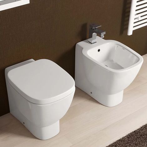 Coppia sanitari filomuro Rak serie One in ceramica con sedile avvolgente (1/4)