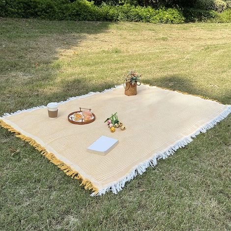 Picknickdecke, faltbare Outdoor-Decke, Picknickmatte, Strandmatte, geeignet für Campingwiesen, Strände und Grasflächen Pompon-Tischdecke zur Küchen-/Tischdekoration 35 Zoll x 82 Zoll - gelb und weiß.