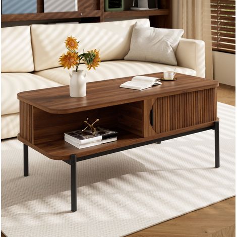 Table basse rectangulaire 100 x 45 x 43 cm en MDF finition bois foncé, avec rangement fermé, portes coulissantes rainurées, pieds en métal, idéale pour le salon – CHICFURN (1/5)