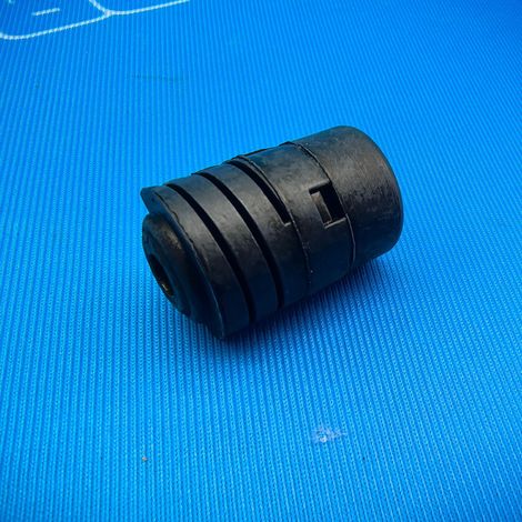 65829-24U00 is suitable for Nissan Patrol Infiniti QX80 hood rubber granules/blocks. (1/4)