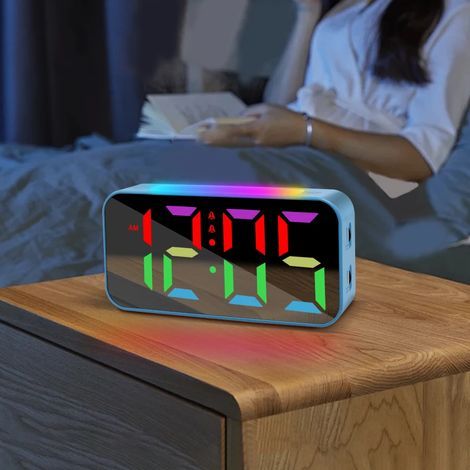 RGB-Digitalwecker, 8 einstellbare Farben, 3 Lautstärkestufen, extra großes Display, Schlummerfunktion, dimmbare Beleuchtung, ideal fürs Schlafzimmer – weiß