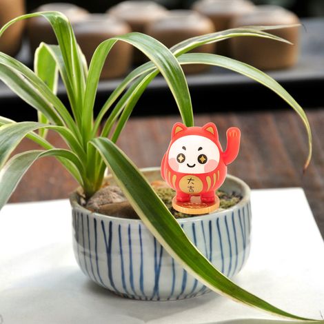 Poupée Daruma japonaise à énergie solaire, chat porte-bonheur agitant la main, décoration de bureau ou de voiture pour le Nouvel An (MLY23071-1). (1/5)