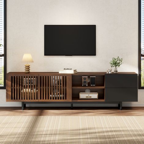 Mueble TV de 160 cm en MDF con puertas de lamas, 2 cajones y huecos abiertos, nogal/negro, OKWISH (1/5)