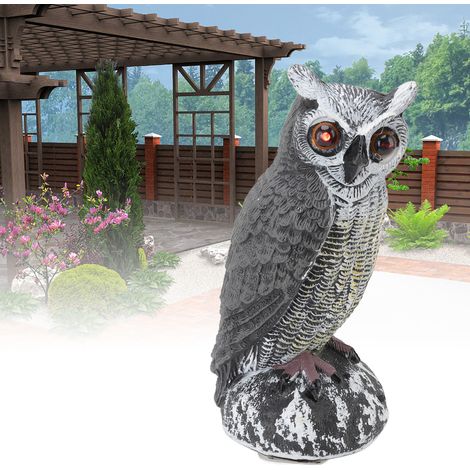 Kleine, runde und gebogene Plastikeule, solarbetrieben, dient als Gartendekoration und Vogelabwehr für Gärten im Freien, mit leuchtenden Augen und einem Geräusch, das die Eule von sich gibt, um Vögel  (1/5)
