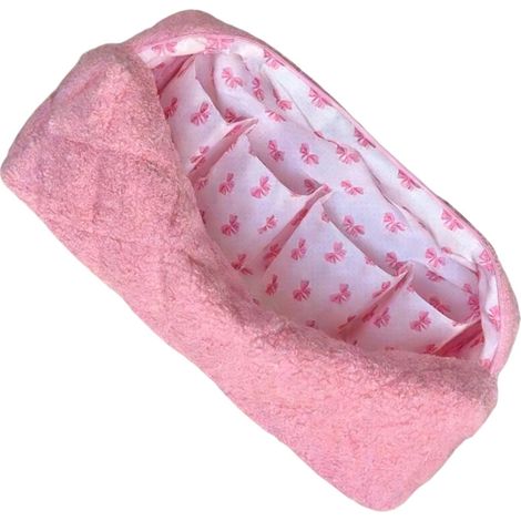 Pratica borsa portaoggetti con un design in morbido tessuto rosa.