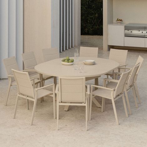 Set de mesa 145-200x145 cm extensible Barces y 10 sillas de jardín apilables con reposabrazos en aluminio Karena SKLUM       