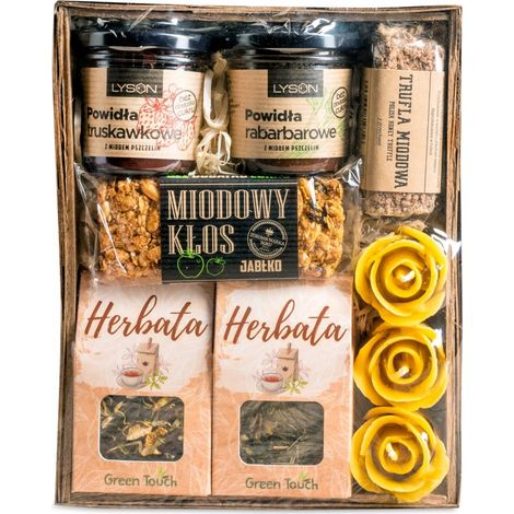 un petit panier-cadeau contenant du thé, de la confiture, des bougies et des truffes. (1/5)