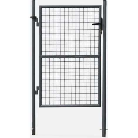 Puerta de jardín de metal con cerradura