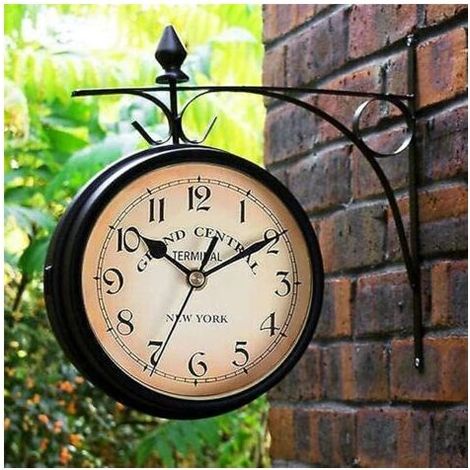 Horloge murale double face extérieure 21,8 x 21,8 cm – Boîtier métal résistant aux intempéries – Lisibilité optimale avec chiffres romains (1/5)