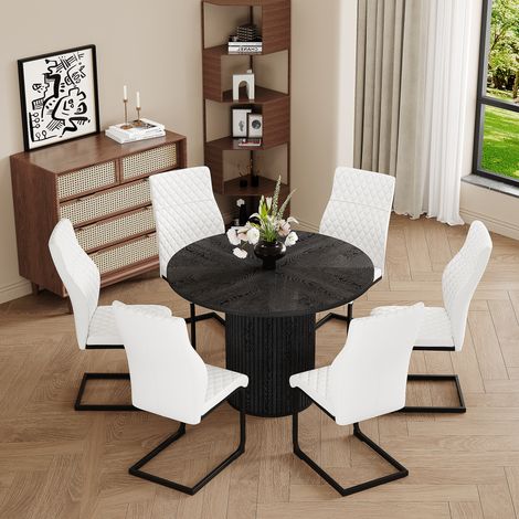 Ensemble table et chaises: table à manger ronde en MDF de 100 cm, plateau noir, pieds cylindriques et système auto-agrippant, avec 6 chaises de salle à manger blanches à motif losange sur le dossier.