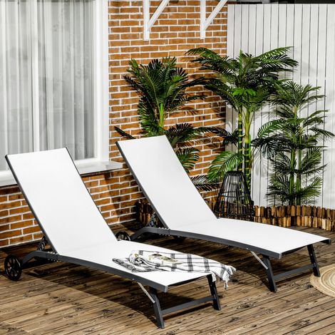 Set di 2 lettini prendisole in alluminio e textilene con ruote, schienale reclinabile, portata massima 150 kg, colore crema.