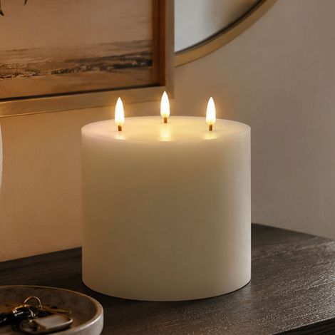 BEPER P207ILI600 Candela LED Effetto Fiamma in Vera Cera TRIA, Candela Elettrica a Batterie con 3 Luci LED Tremolanti, Decorazione per Casa, Tavolo e Centrotavola, Ø15 cm (1/5)
