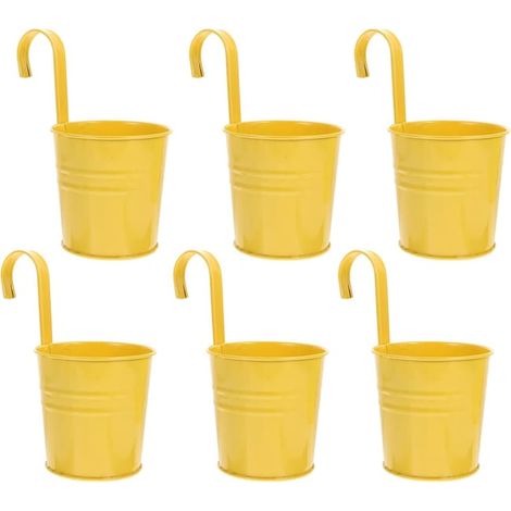 Un ensemble de 6 pots de fleurs suspendus en fer forgé avec crochets, adaptés aux balcons et équipés de trous de drainage.
