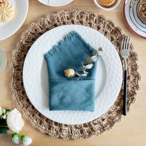 Lot de 6 serviettes de table en tissu fait main (45 x 45 cm), en coton avec franges, délicates et artisanales, idéales pour les dîners, fêtes, mariages et autres occasions. Couleur : bleu foncé. (1/5)