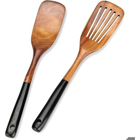 Un ensemble de deux spatules de cuisine en teck : une spatule à crêpes ajourée, une spatule plate en bambou et un grattoir. (1/5)