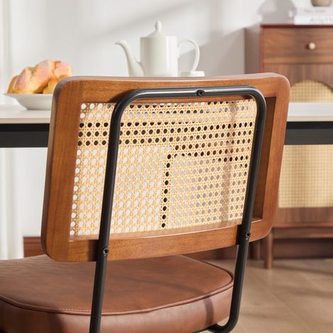 Lot de 2 chaises à manger en cuir PU vintage avec accoudoirs. Cadre bois massif style rotin,pieds métalliques réglables,finition marron. (1/5)