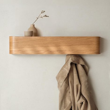 Wall-mounted coat rack with folding hooks, no-drill organizer, wooden hanger for household bags and keys (natural wood color)