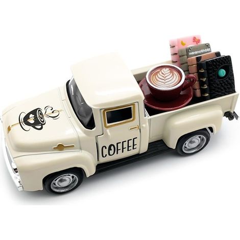 Décoration classique de café avec des livres et des panneaux publicitaires, camion blanc et noir. (1/5)
