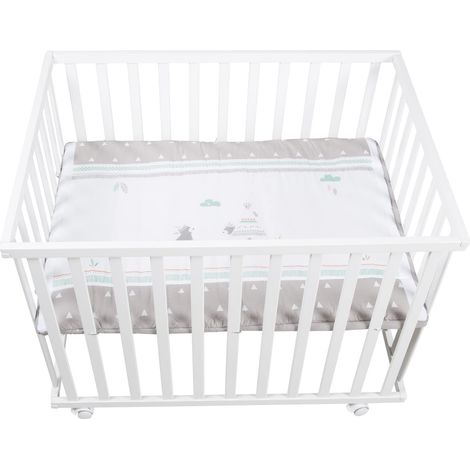 roba Box Rettangolare per Bambini Indiebear - 75 x 100 cm - con Materassino e Ruote con Freni - 3 Altezze Regolabili - 0-24 Mesi - Legno Laccato Bianco (1/4)