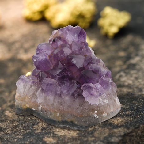Unregelmäßiger Amethyst-Cluster als Ornament für Kunsthandwerk und Wohnaccessoires (1/5)