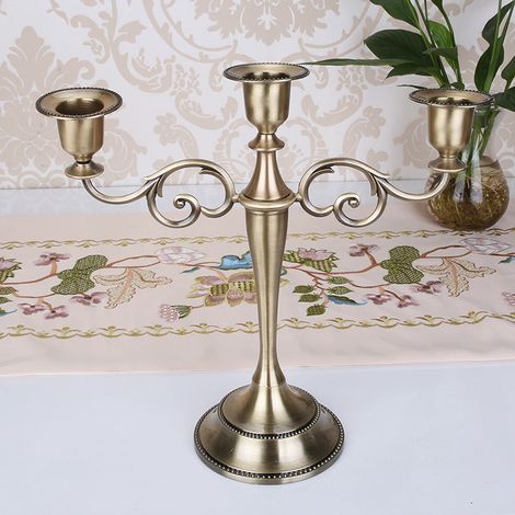 (Bougeoir antique à trois têtes) Ornement de style européen pour les dîners aux chandelles, les restaurants, les hôtels et la décoration intérieure.