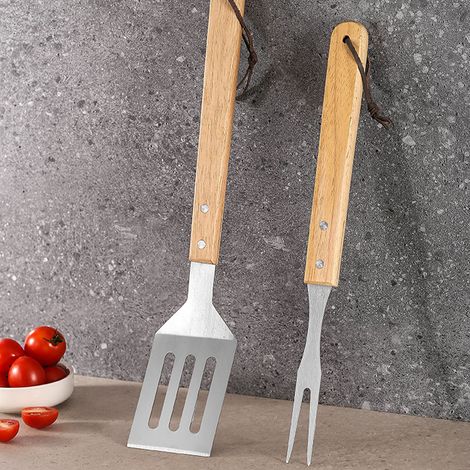 Un set di due utensili per barbecue, comprendente una forchetta da barbecue con manico in legno.