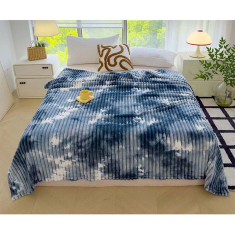 Diese farbenfrohe Flanelldecke misst 180 cm x 220 cm. Sie ist aus dickem, gestreiftem Nylon gefertigt, warm und stilvoll und eignet sich für Wohnzimmer, Sofas und Betten – und passt zu jeder Einrichtu