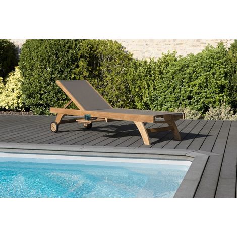 Macabane – Transat bain de soleil en teck brut et textilène taupe – 198 x 62.5 x 35 cm – 2 roulettes et tablette intégrée pour confort (1/5)
