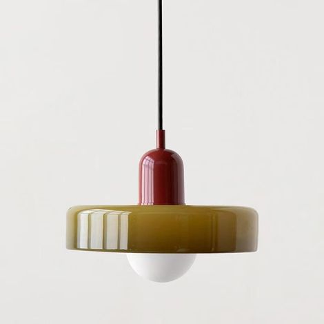 Un lustre Bauhaus de style médiéval avec un abat-jour en vitrail, parfait pour la chambre 35 cm en verre vert + base rouge. (1/5)