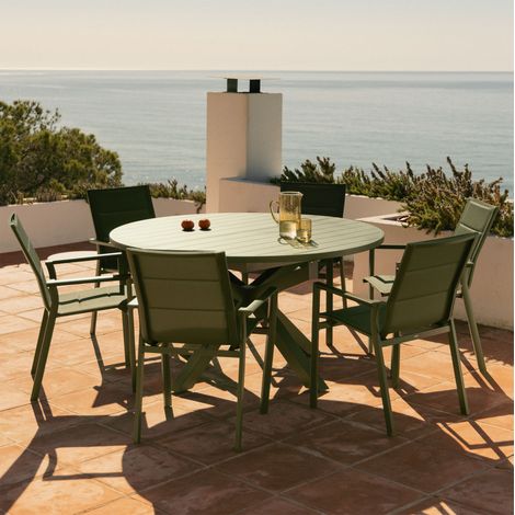 Set de mesa 145-200x145 cm extensible Barces y 6 sillas de jardín apilables con reposabrazos en aluminio Karena SKLUM