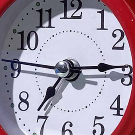 Réveil mécanique minimaliste moderne en métal de 7,6 cm (3 pouces) pour la table de chevet/chambre d'étudiant, horloge numérique silencieuse, rouge. (1/5)