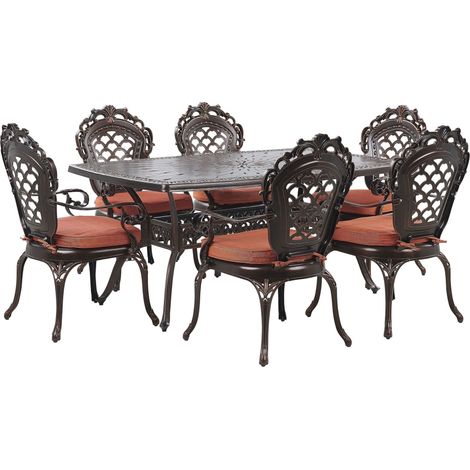Beliani – Ensemble de repas de jardin 6 places – Table ronde en aluminium marron foncé – Chaises vintage avec coussins confortables – Résistance UV