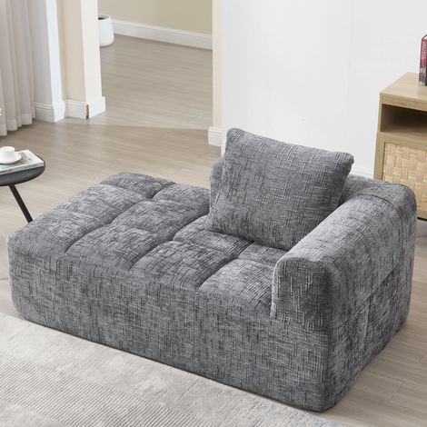 Cette méridienne confortable est livrée montée, possède des coussins moelleux et une poche latérale pour ranger télécommande et téléphone. Simple et élégante, elle est disponible en gris. (1/5)